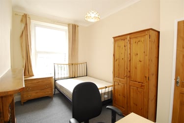 3 bed flat, North Road East Apt 3, North Hill, Plymouth, PL46AS - Image 1